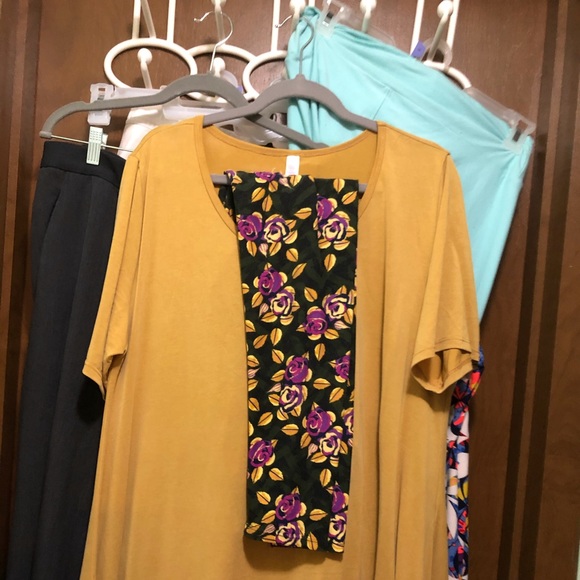 LuLaRoe Tops - BOGO Lularoe Perfect & TC leggings